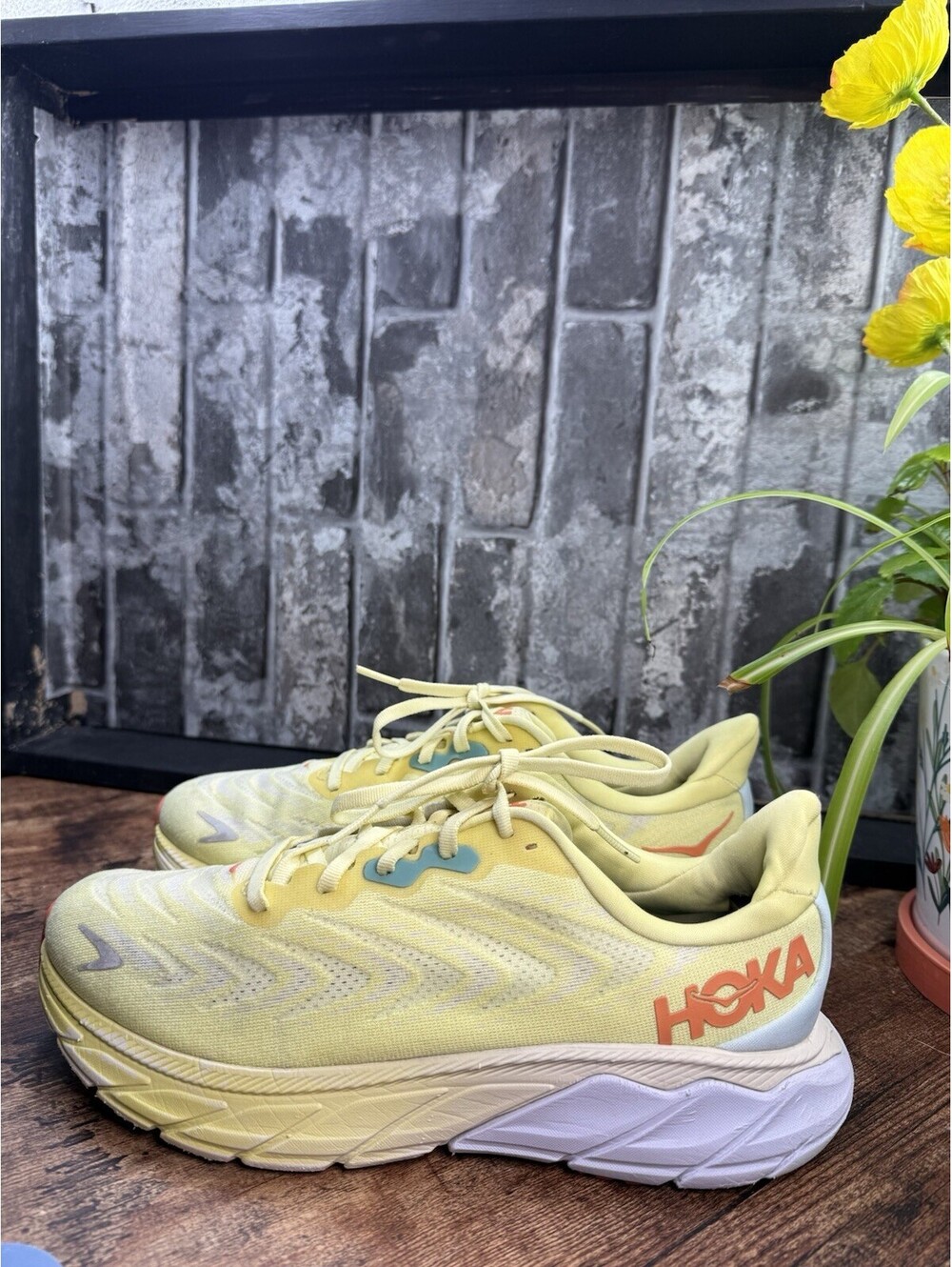 Hoka One One Arahi 6 Yellow Pear Low Top Lace-Up Mesh Athletic Sneaker B